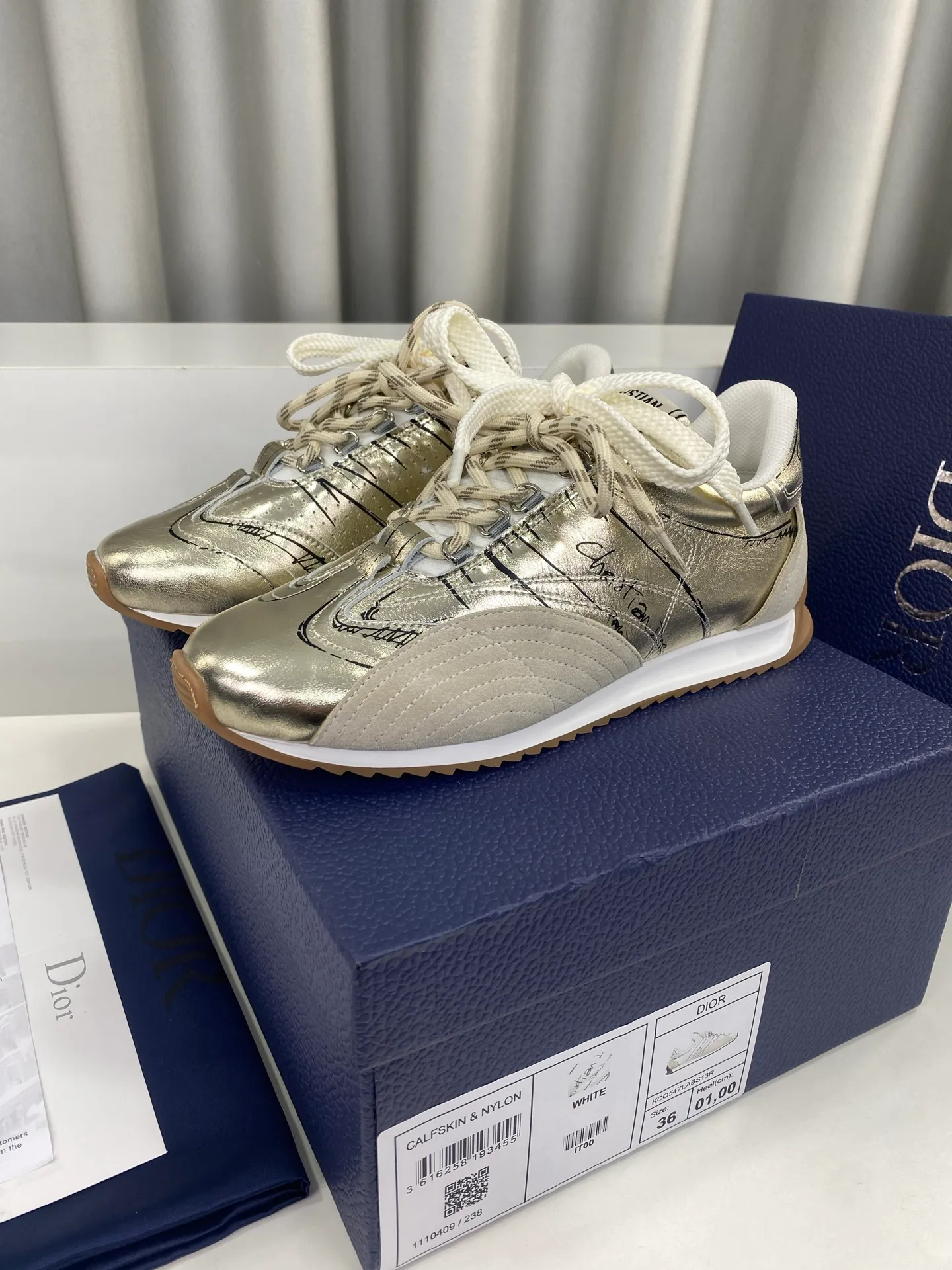 👟👟Ex-factory price 560👟👟 Men's size +10 Dior Dior D-Sketch series graffiti moral shoes casual sports shoes ☑️ D-Sketch sports shoes made a wonderful appearance at the Dior 2025 spring and summer ready-to-wear series show, highlighting the classic retro aesthetics. Crafted from white nylon and calf leather, it's finished with a printed logo inspired by the shoe's production stages, with beige suede calf leather panels and double laces. A handwritten Christian Dior Paris signature adorns the sides, while a Christian Dior Paris signature panel and plaque adorn the heel and tongue. Paired with two-color thin rubber soles, they are more refined and can add high-end temperament to various casual looks. Exquisite packaging at the delivery counter🛍📦 ▪️Fabric: Original customized cowhide/graffiti ▪️Inner foot pads: Breathable mesh ▪️Sole: Original molded non-slip rubber outsole ▪️Sole thickness: 2CM ▪️Size: 35-45 (45 for women and 45 for men, customization is not returnable)